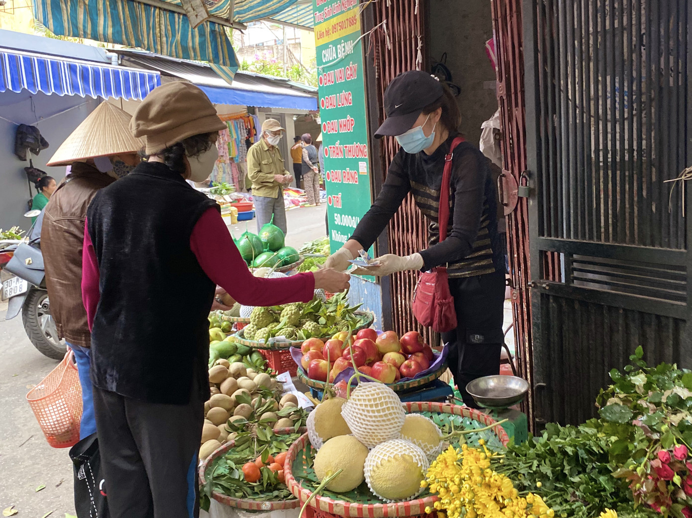 Mùng 1, hoa tươi giảm giá, dâu tây siêu rẻ ảnh 2