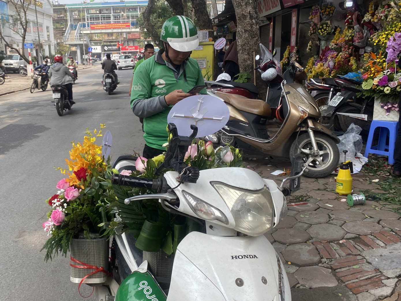 Hoa hồng tăng giá vùn vụt, nghề giao hàng kiếm bộn tiền dịp 8/3 ảnh 5