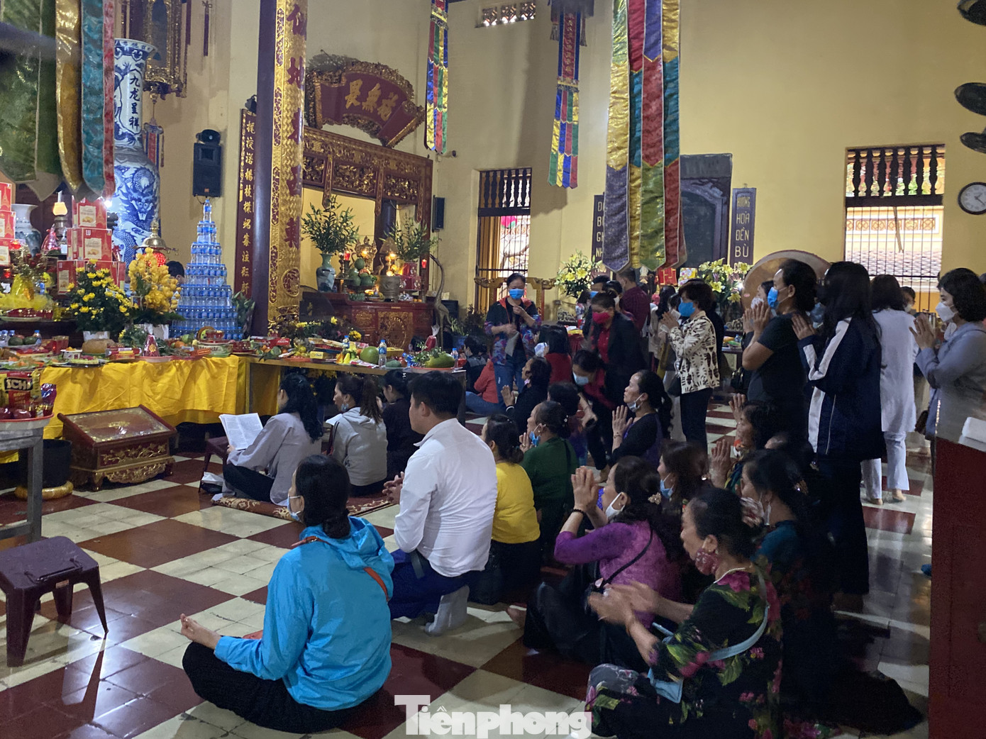 Đền chùa đông nghịt, áp dụng chặt biện pháp phòng chống COVID 19 ảnh 6
