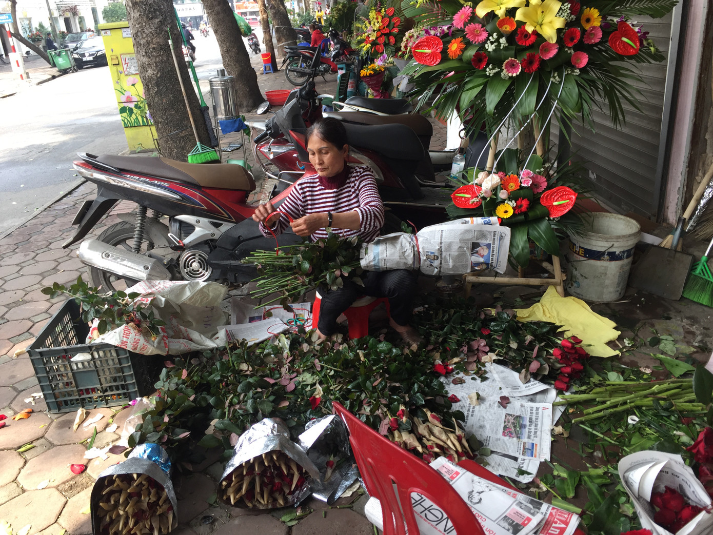 Hoa hồng tăng giá vùn vụt, nghề giao hàng kiếm bộn tiền dịp 8/3 ảnh 3