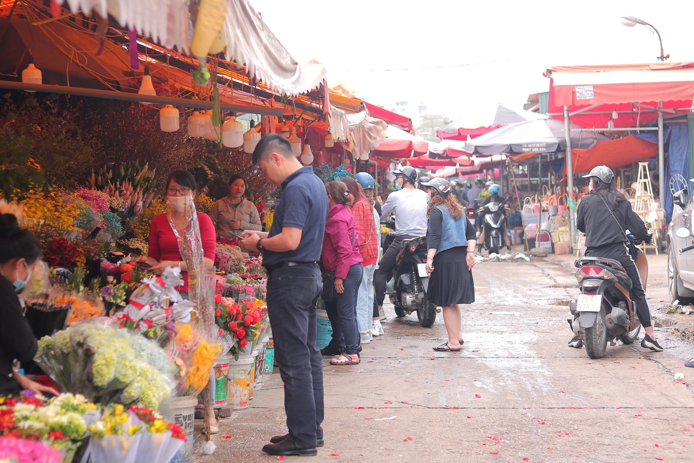 Hoa tươi đìu hiu ngóng khách, 'hoa sầu riêng' gây sốt ngày 8/3 ảnh 2