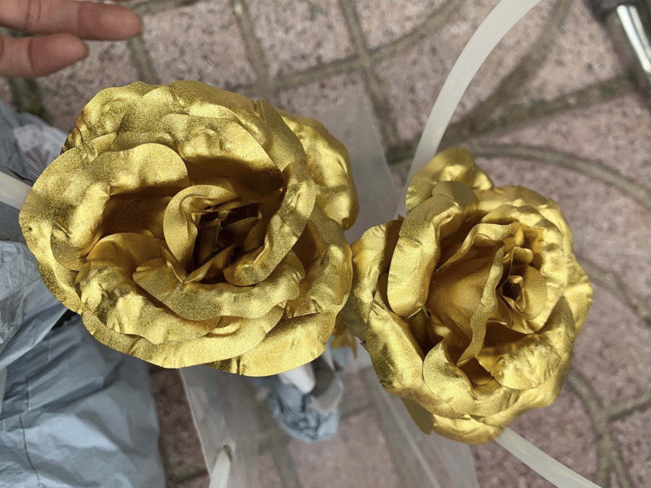 Xuất hiện hoa hồng 'mạ vàng' giá chỉ 10.000 đồng/bông ảnh 3