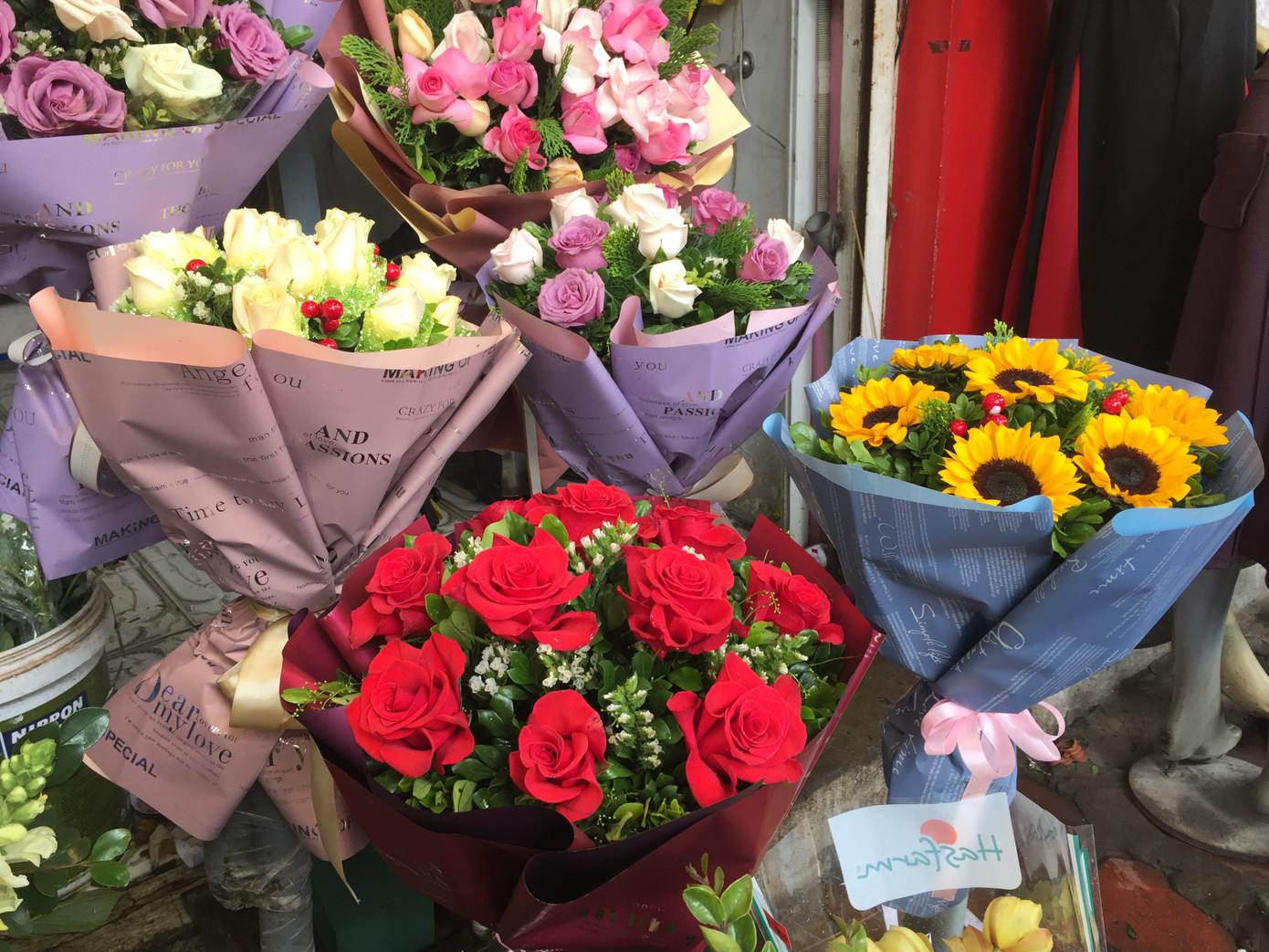 Hoa hồng tăng giá vùn vụt, nghề giao hàng kiếm bộn tiền dịp 8/3 ảnh 4