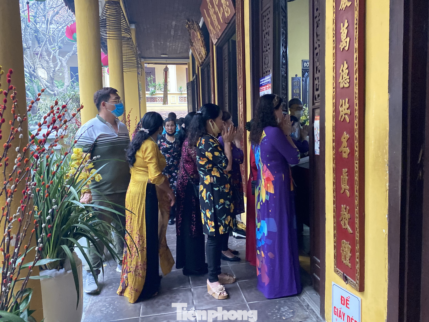 Đền chùa đông nghịt, áp dụng chặt biện pháp phòng chống COVID 19 ảnh 7