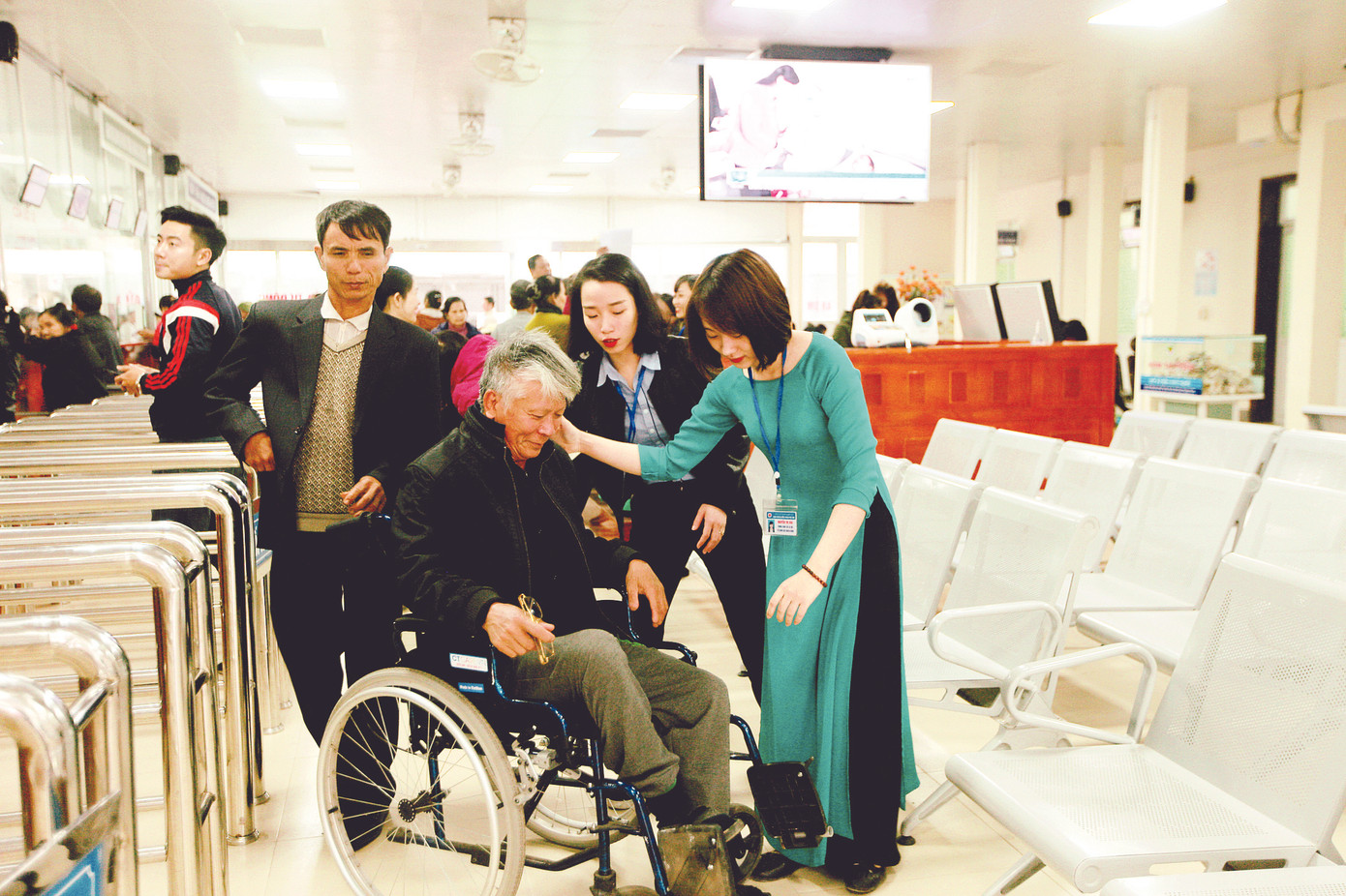 Chuyên nghiệp trong phong cách phục vụ người bệnh ảnh 2