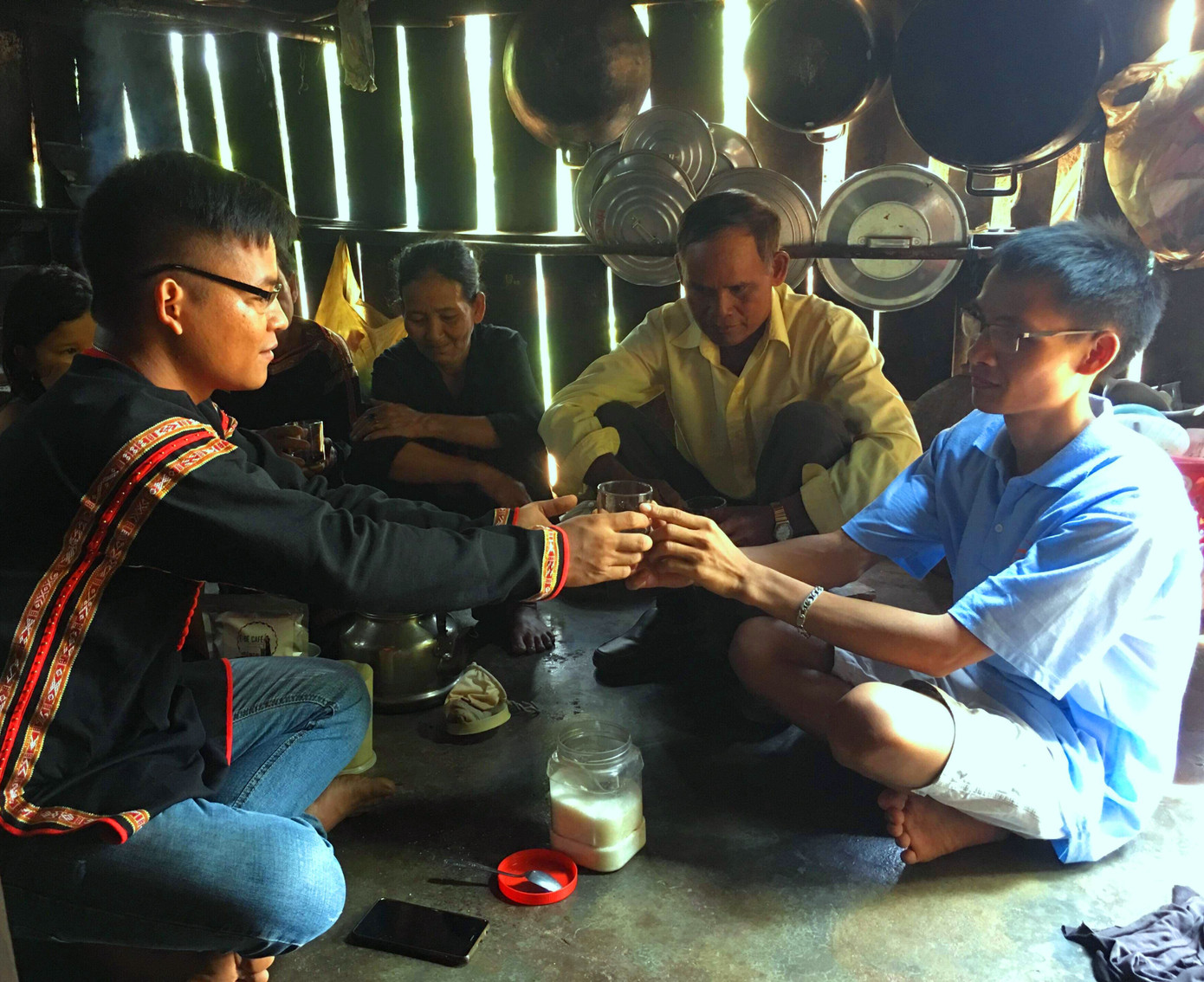 Câu chuyện khác trong ly cà phê Ê đê ảnh 1