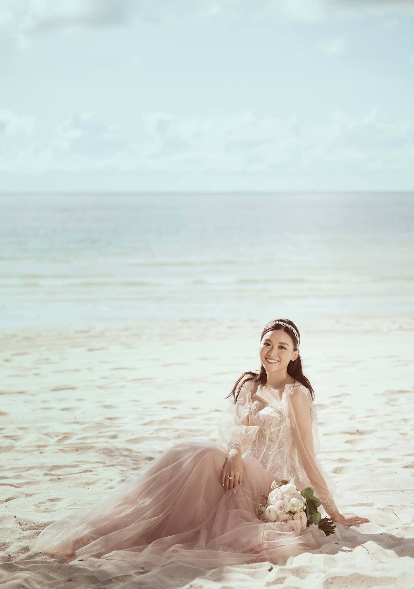 Hé lộ ảnh cưới của Tường San sau 10 ngày làm hôn lễ, danh tính chú rể vẫn được giữ kín ảnh 1