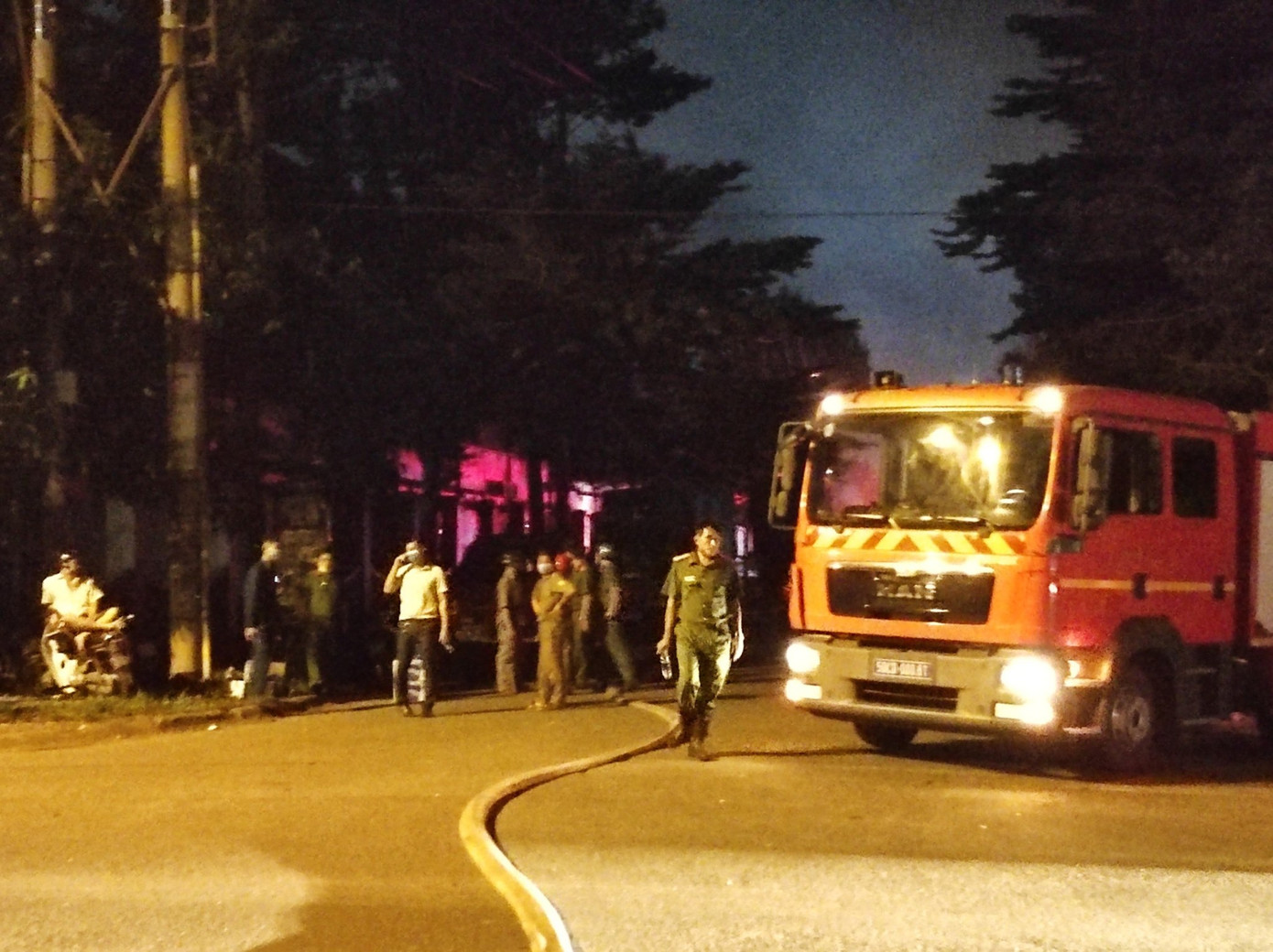 Khống chế đám cháy dữ dội trong Khu công nghiệp Tân Tạo ảnh 1