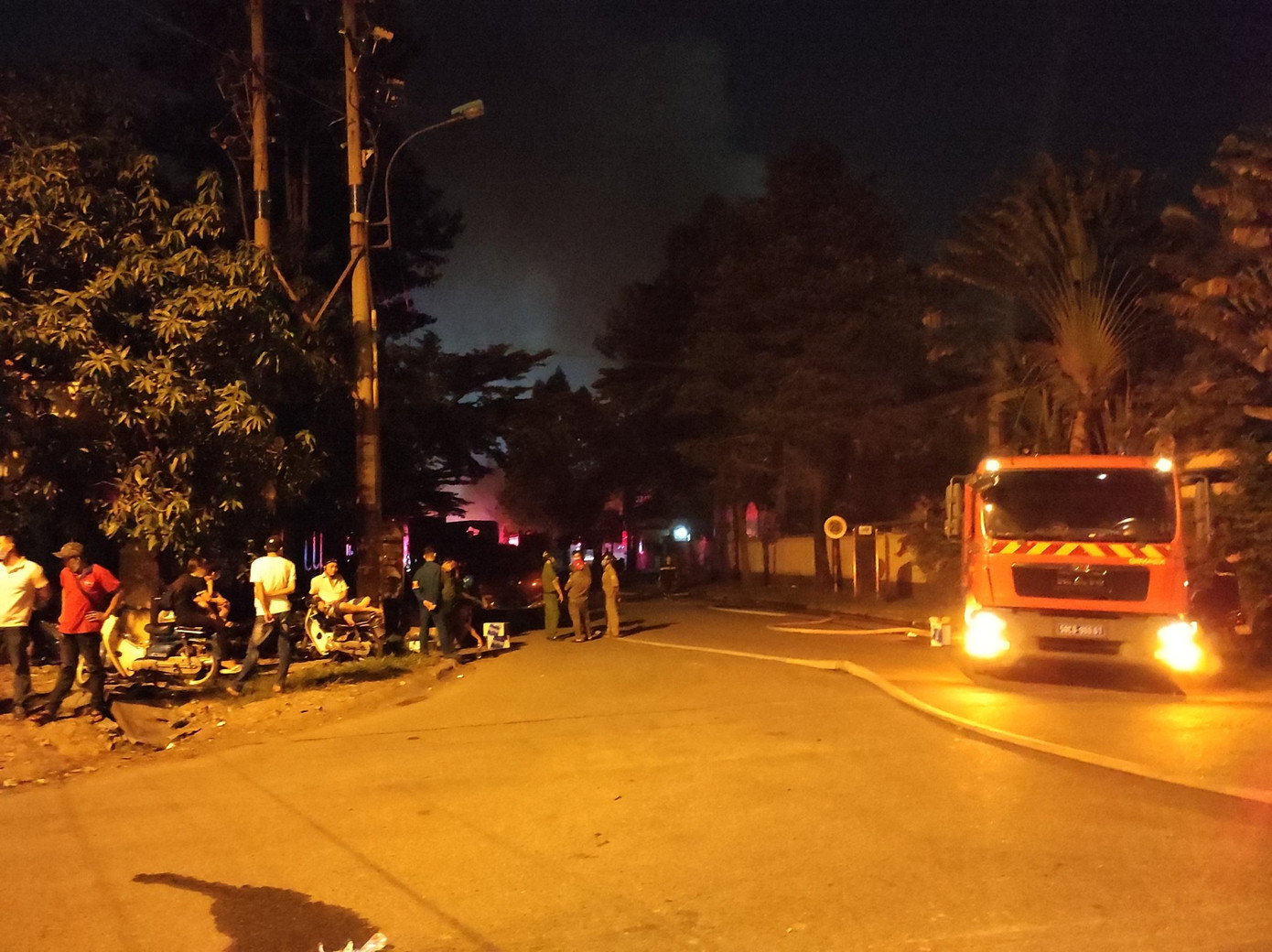 Khống chế đám cháy dữ dội trong Khu công nghiệp Tân Tạo ảnh 2