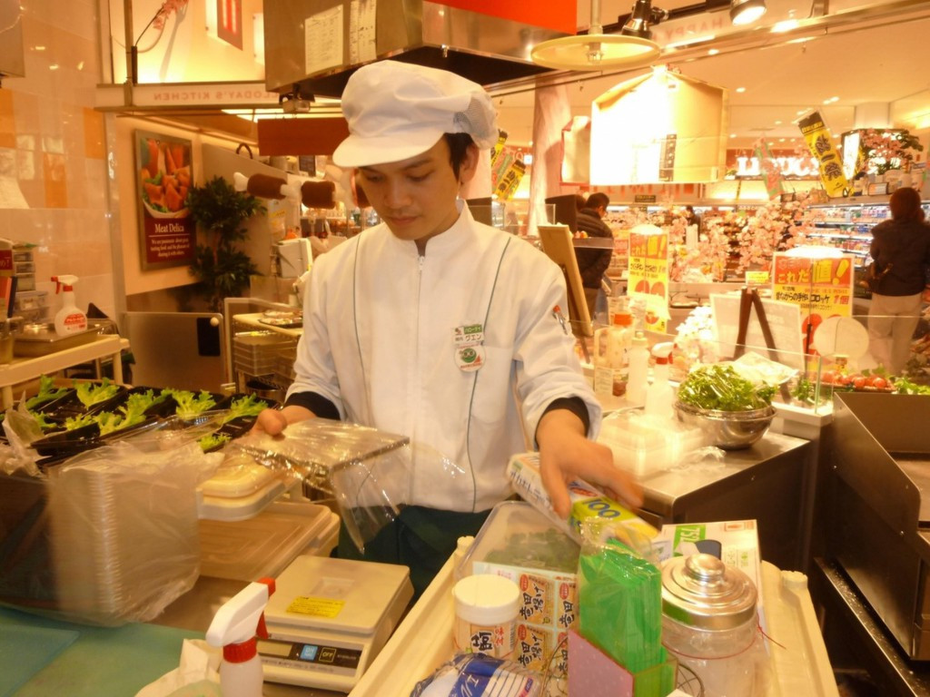 Du học sinh làm thêm, có tiền gửi về cho bố mẹ chỉ là ảo tưởng ảnh 1