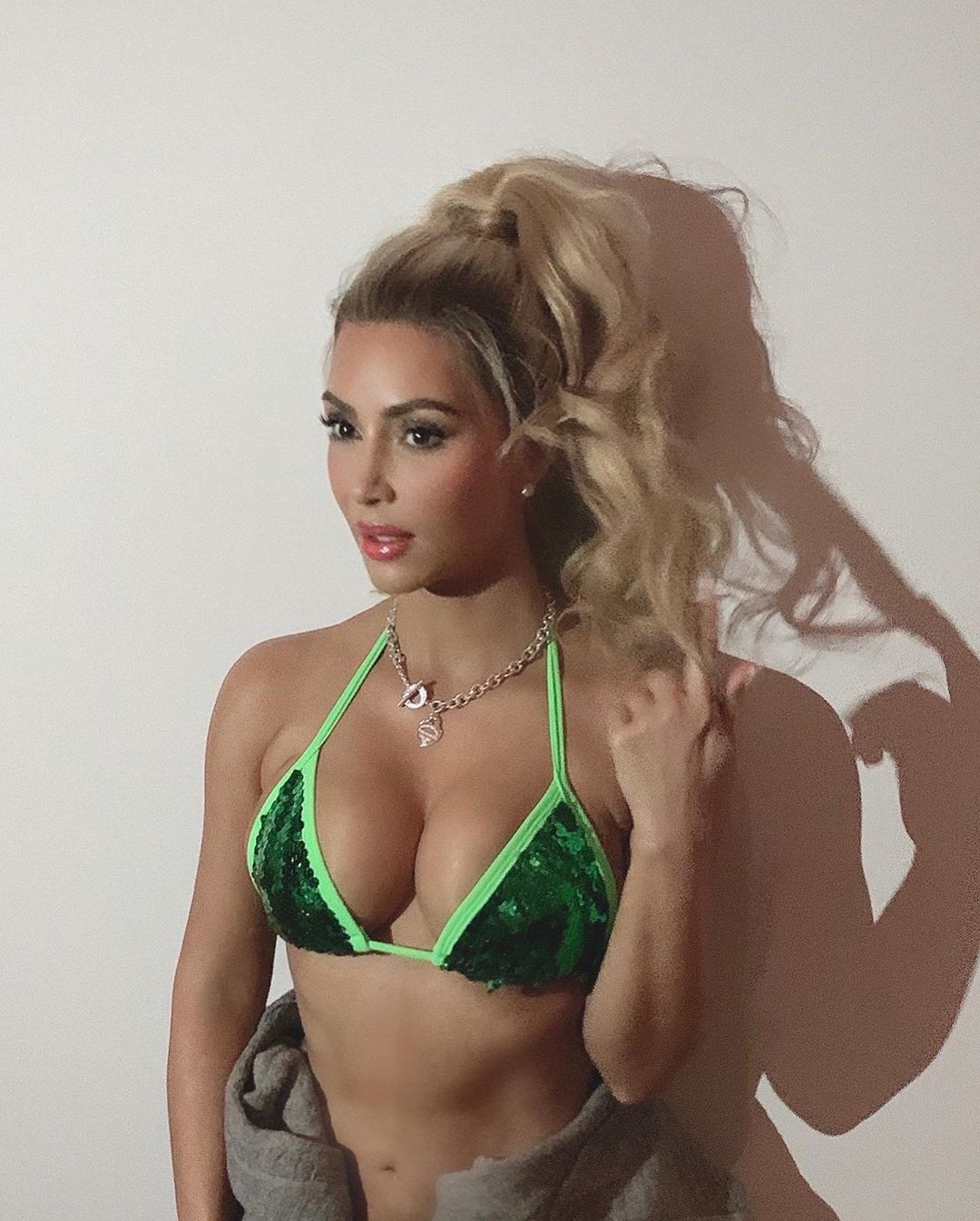 Kim Kardashian ‘thả rông’ hoá trang thành nữ luật sư tóc vàng điệu đà ảnh 7