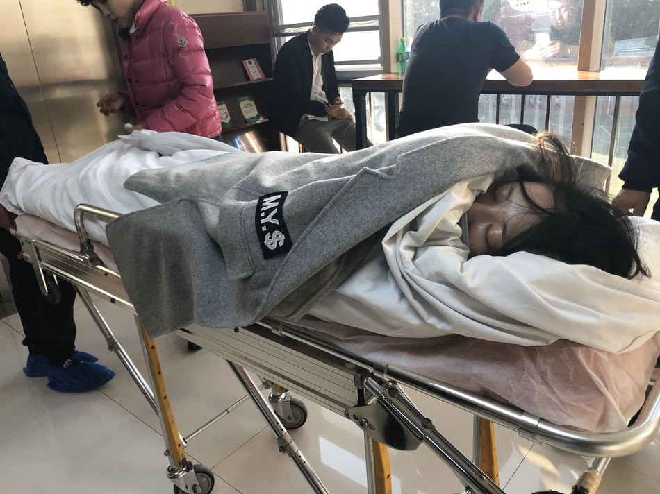 Vào viện thẩm mỹ cắt u, ‘đệ nhất ngực đẹp Trung Quốc’ nguy kịch ảnh 2