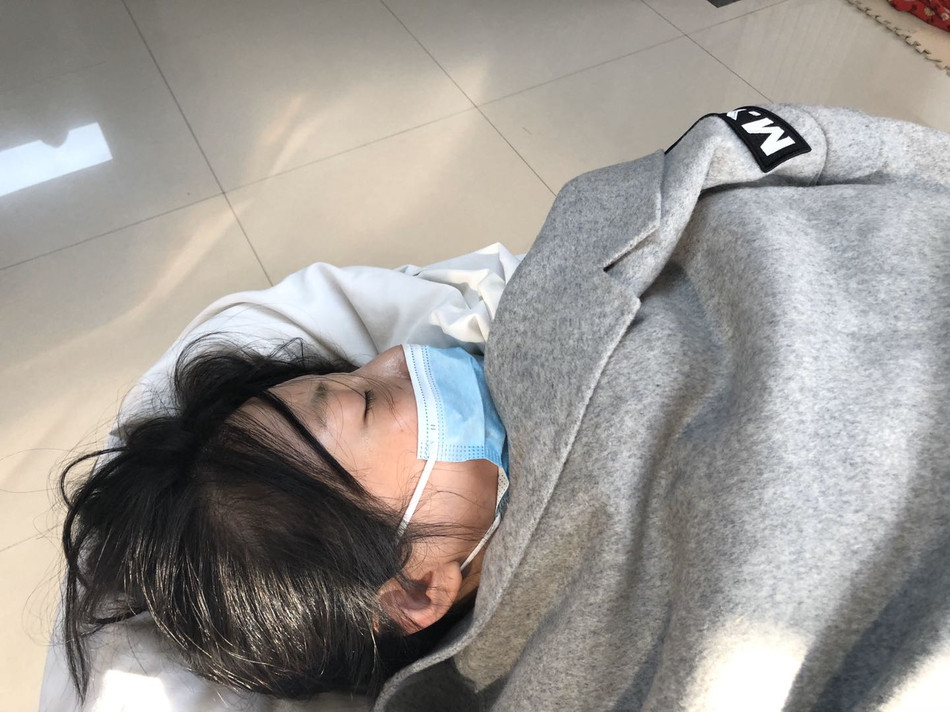 Vào viện thẩm mỹ cắt u, ‘đệ nhất ngực đẹp Trung Quốc’ nguy kịch ảnh 1