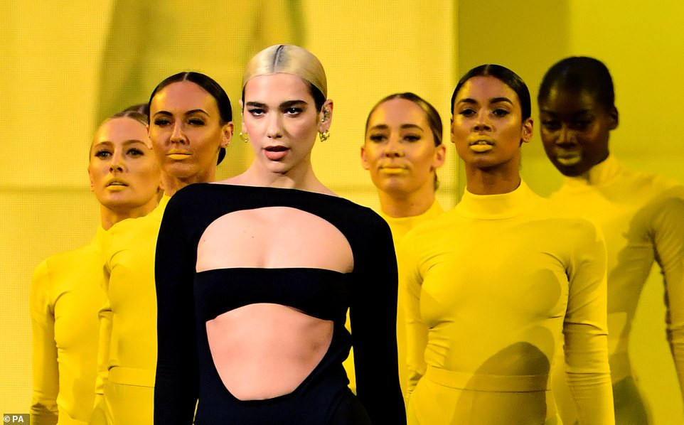 Dua Lipa mặc táo bạo, gây sốc với vòng 1 phẳng lì ảnh 3