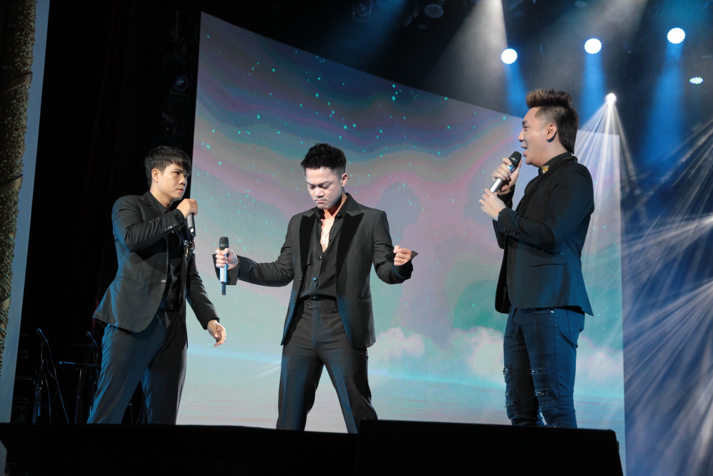 Nhạc sĩ Phó Đức Phương nằm giường bệnh xem livestream đêm nhạc dành cho mình gây xúc động ảnh 3