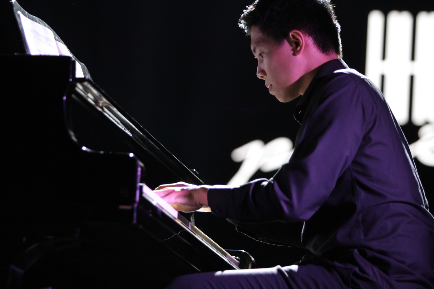 Nhạc sĩ Phó Đức Phương nằm giường bệnh xem livestream đêm nhạc dành cho mình gây xúc động ảnh 6