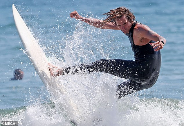 Ireland Baldwin tròn đầy quá gợi cảm ở biển ảnh 4