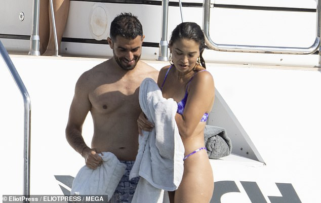 Siêu mẫu Shanina Shaik dáng đẹp như tạc tượng với bikini nhỏ xíu ảnh 3