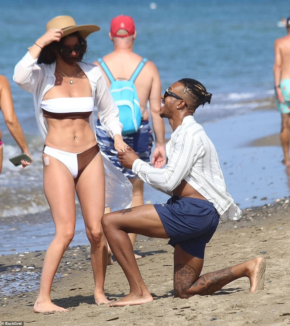 Sao truyền hình 9x mặc áo tắm 'mát mắt' giải nhiệt ngày hè ảnh 7