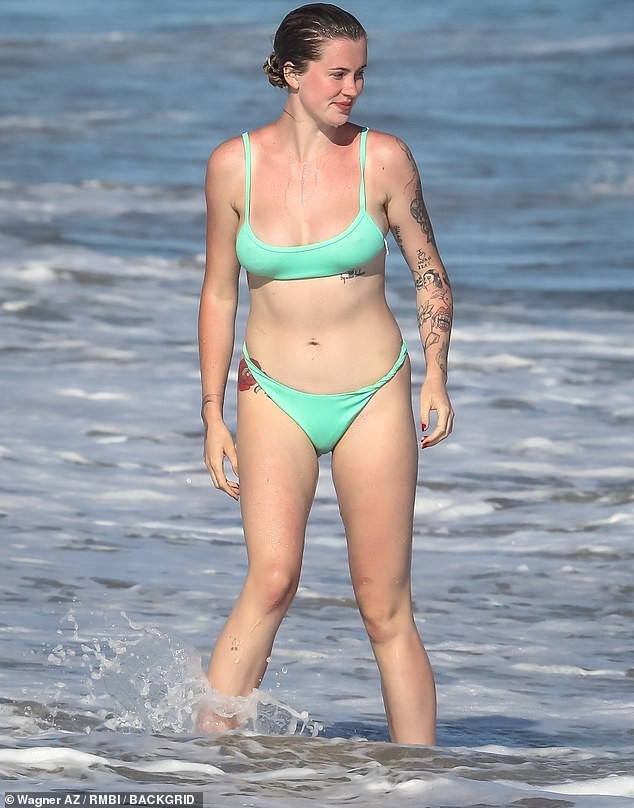 Ireland Baldwin mặc áo tắm bé xíu, 'bốc lửa' nổi bật ở biển ảnh 8