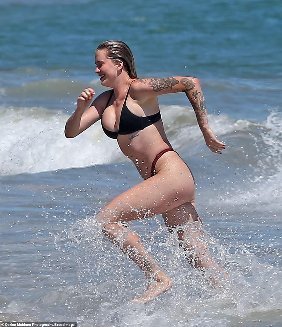 Mẫu 9x Ireland Baldwin 'thả thính' với bikini nhỏ xíu, siêu 'bốc lửa' ở biển ảnh 2