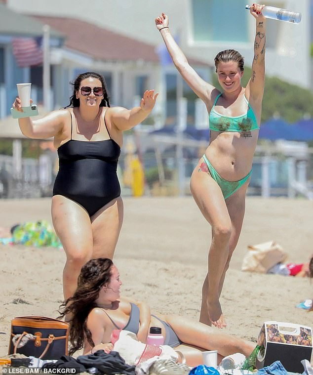 Con gái người mẫu của tài tử gạo cội Alec Baldwin khoe dáng nảy nở ở biển ảnh 2