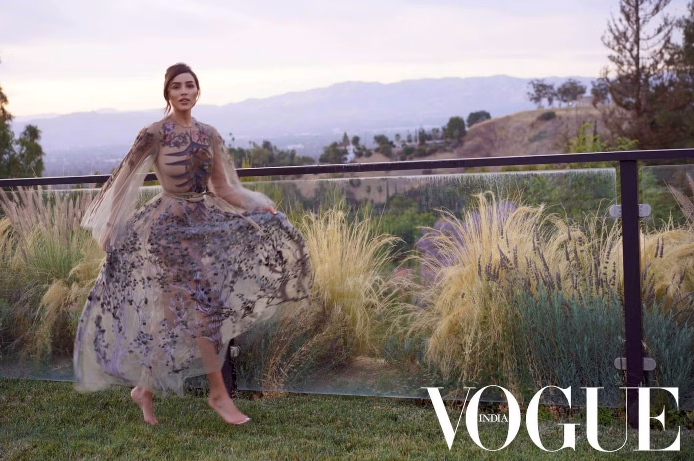 Hoa hậu Hoàn vũ Olivia Culpo 'thả rông' nóng bỏng ngất ngây trên Vogue ảnh 4