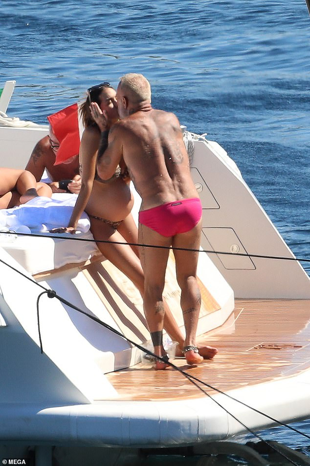 Bạn gái kém 27 tuổi mặc bikini khoe bụng bầu vượt mặt, tình tứ triệu phú Ý ở biển ảnh 1