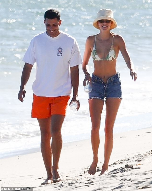 'Siêu mẫu đắt giá nhất thế giới' dáng đẹp như tạc tượng ở biển ảnh 7