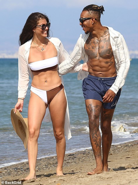 Sao truyền hình 9x mặc áo tắm 'mát mắt' giải nhiệt ngày hè ảnh 2