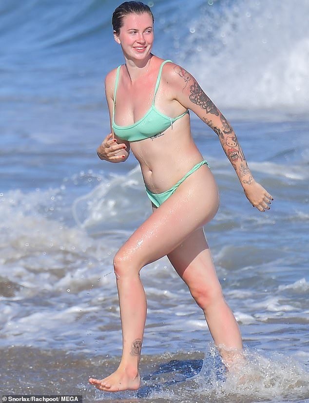 Con gái người mẫu của tài tử gạo cội Alec Baldwin khoe dáng nảy nở ở biển ảnh 11