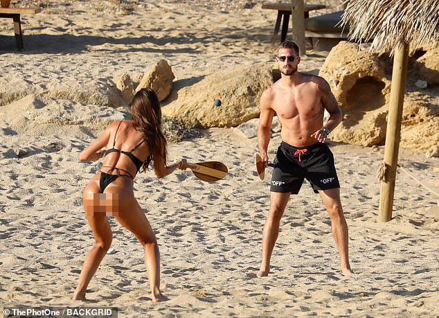 Vợ sắp cưới của thủ môn tuyển Đức mặc áo tắm xẻ hông táo bạo, nóng bỏng 'rực lửa' ở biển ảnh 1