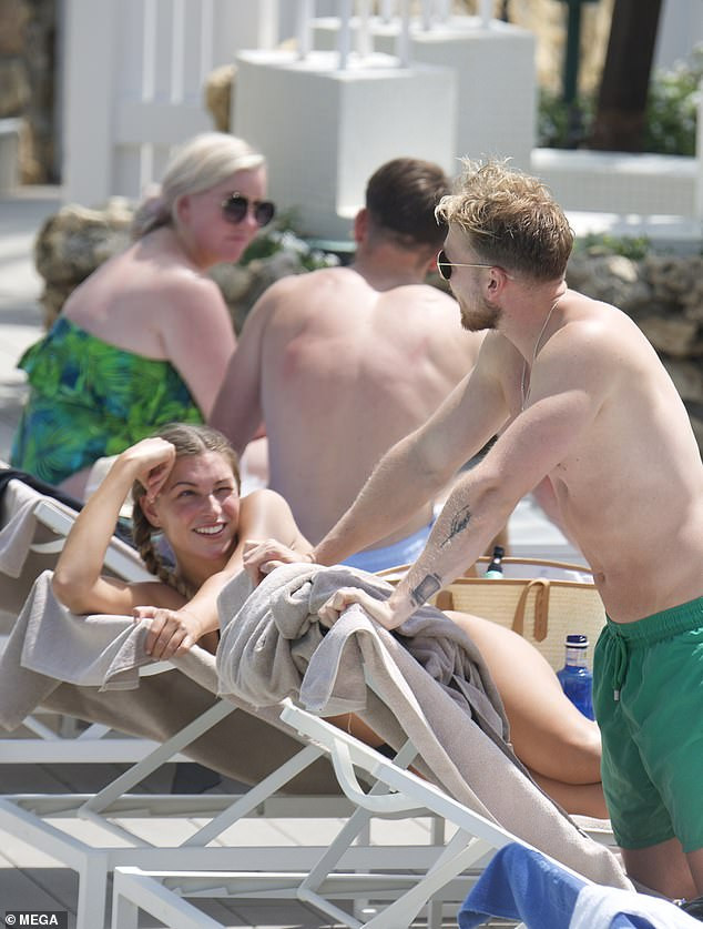 Sao truyền hình 9x đẹp như mộng với bikini nhỏ xíu ảnh 2