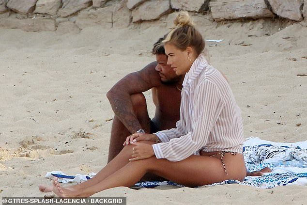 Arabella Chi thả dáng 'nảy lửa' với bikini không thể bé hơn để bạn trai chụp ảnh ở biển ảnh 14