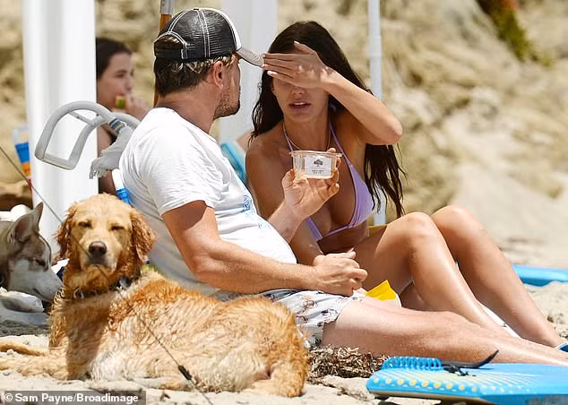 Bạn gái siêu mẫu kém Leonardo DiCaprio 23 tuổi mặc bikini nóng bỏng, gây chú ý ở biển ảnh 2