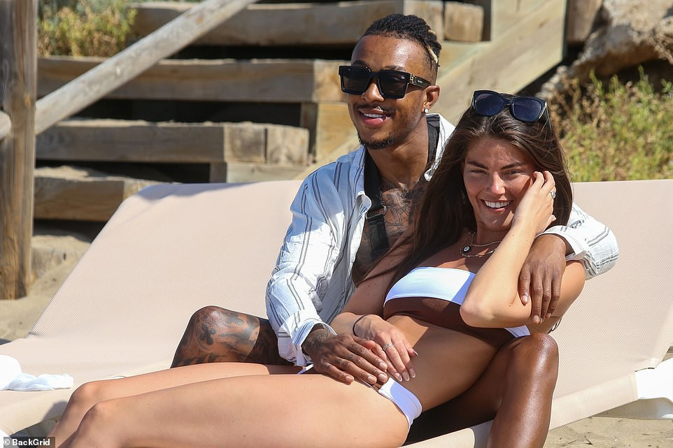 Sao truyền hình 9x mặc áo tắm 'mát mắt' giải nhiệt ngày hè ảnh 14