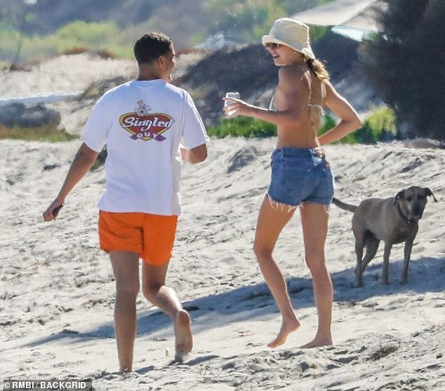 'Siêu mẫu đắt giá nhất thế giới' dáng đẹp như tạc tượng ở biển ảnh 2