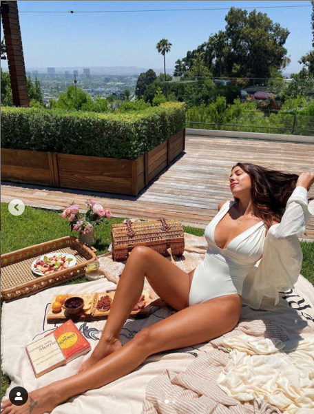 Mặc bikini đứng bếp, mẫu áo tắm 9x thả dáng cực gợi cảm và nóng bỏng ảnh 7