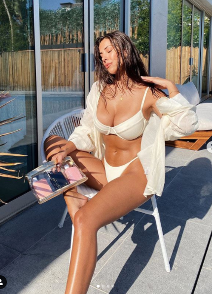 Mặc bikini đứng bếp, mẫu áo tắm 9x thả dáng cực gợi cảm và nóng bỏng ảnh 10