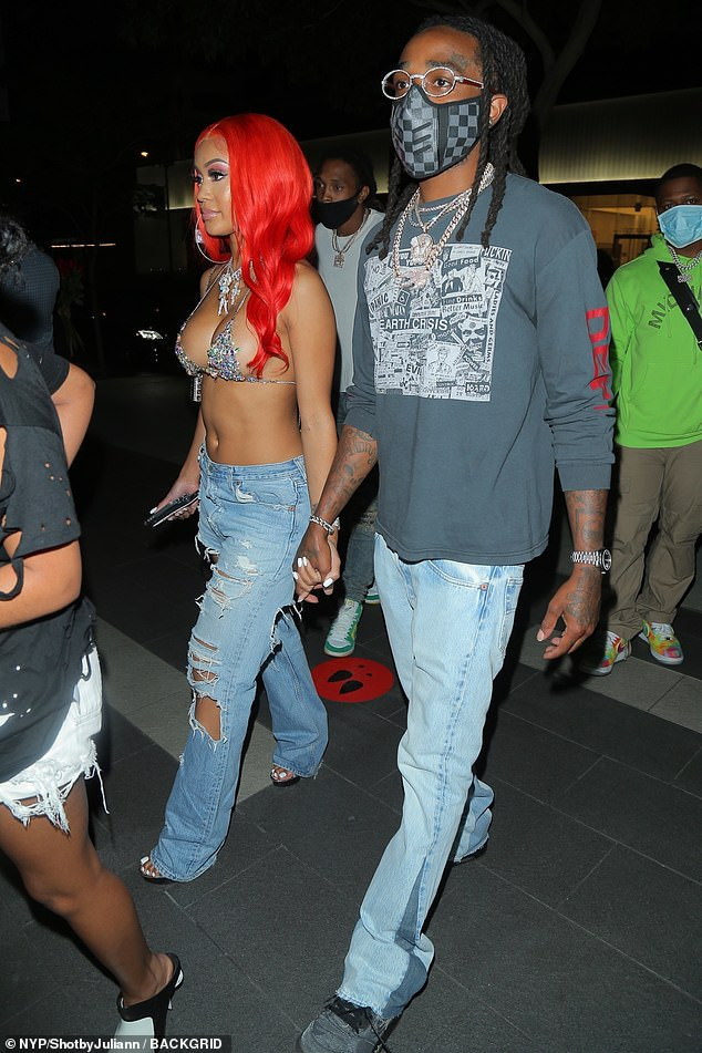 Nữ rapper Saweetie mặc áo lót pha lê ra đường hở gần trọn ngực gây sốc ảnh 1