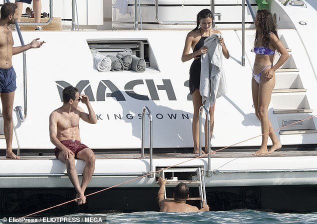 Siêu mẫu Shanina Shaik dáng đẹp như tạc tượng với bikini nhỏ xíu ảnh 5