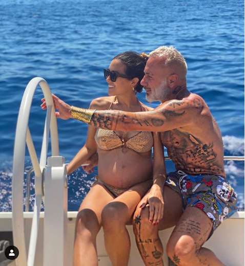 Triệu phú Ý và bạn gái kém 27 tuổi vác bụng bầu nhảy Tiktok gây tranh cãi ảnh 2