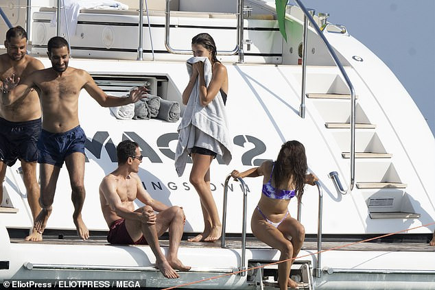 Siêu mẫu Shanina Shaik dáng đẹp như tạc tượng với bikini nhỏ xíu ảnh 16