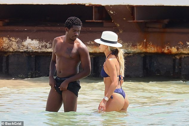 Mỹ nhân truyền hình Montana Brown nóng bỏng với bikini nhỏ xíu ảnh 17