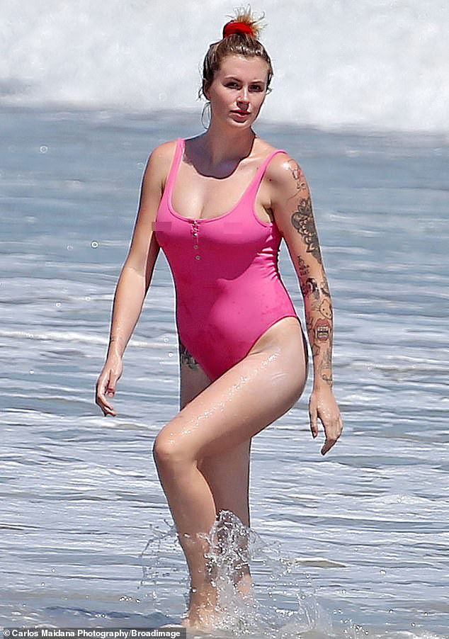 Ireland Baldwin tròn đầy quá gợi cảm ở biển ảnh 5