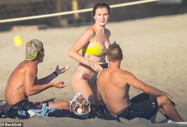 Ireland Baldwin mặc áo tắm bé xíu, 'bốc lửa' nổi bật ở biển ảnh 4