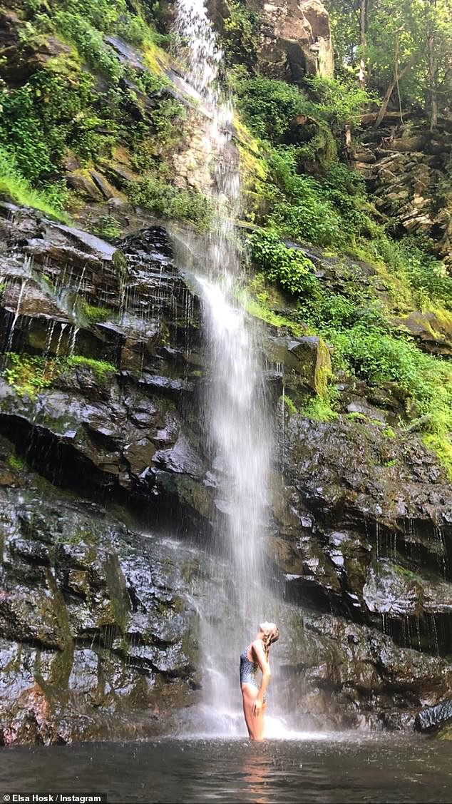 Elsa Hosk mặc áo tắm khoét xẻ cao gợi cảm, 'khoá môi' bạn trai bên thác nước ảnh 3