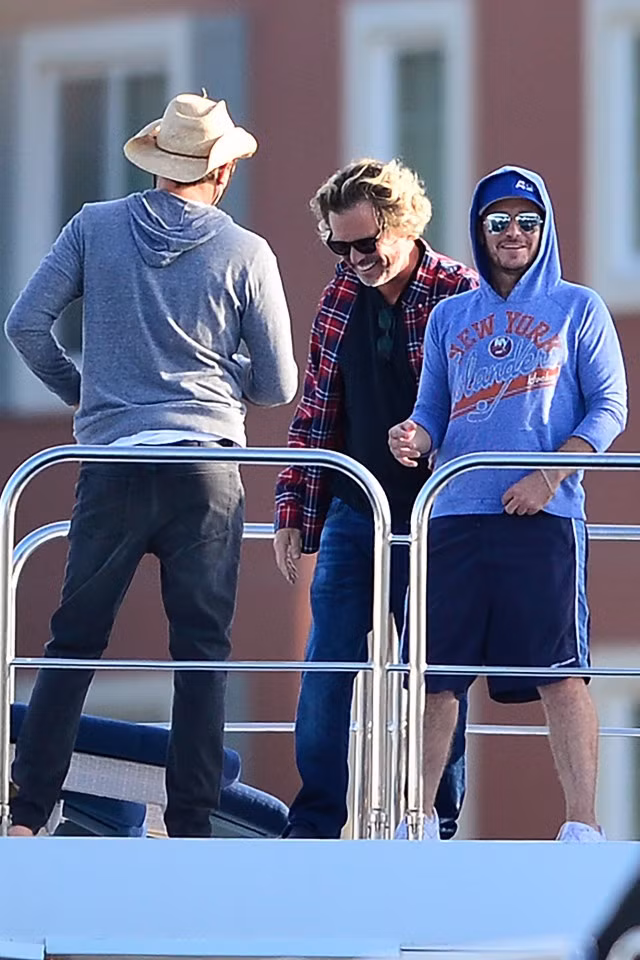 Bạn gái siêu mẫu kém Leonardo DiCaprio 23 tuổi mặc bikini nóng bỏng, gây chú ý ở biển ảnh 10