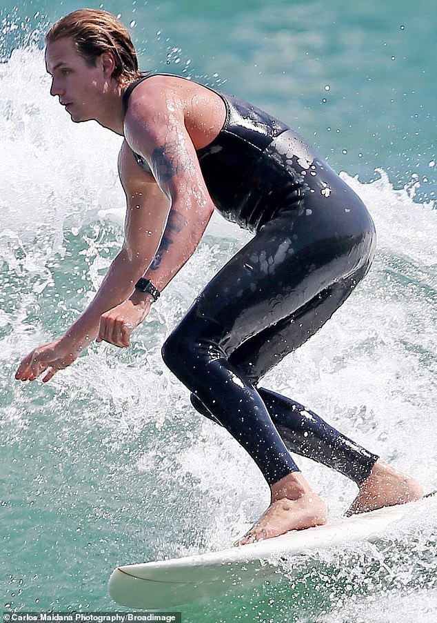 Ireland Baldwin tròn đầy quá gợi cảm ở biển ảnh 2