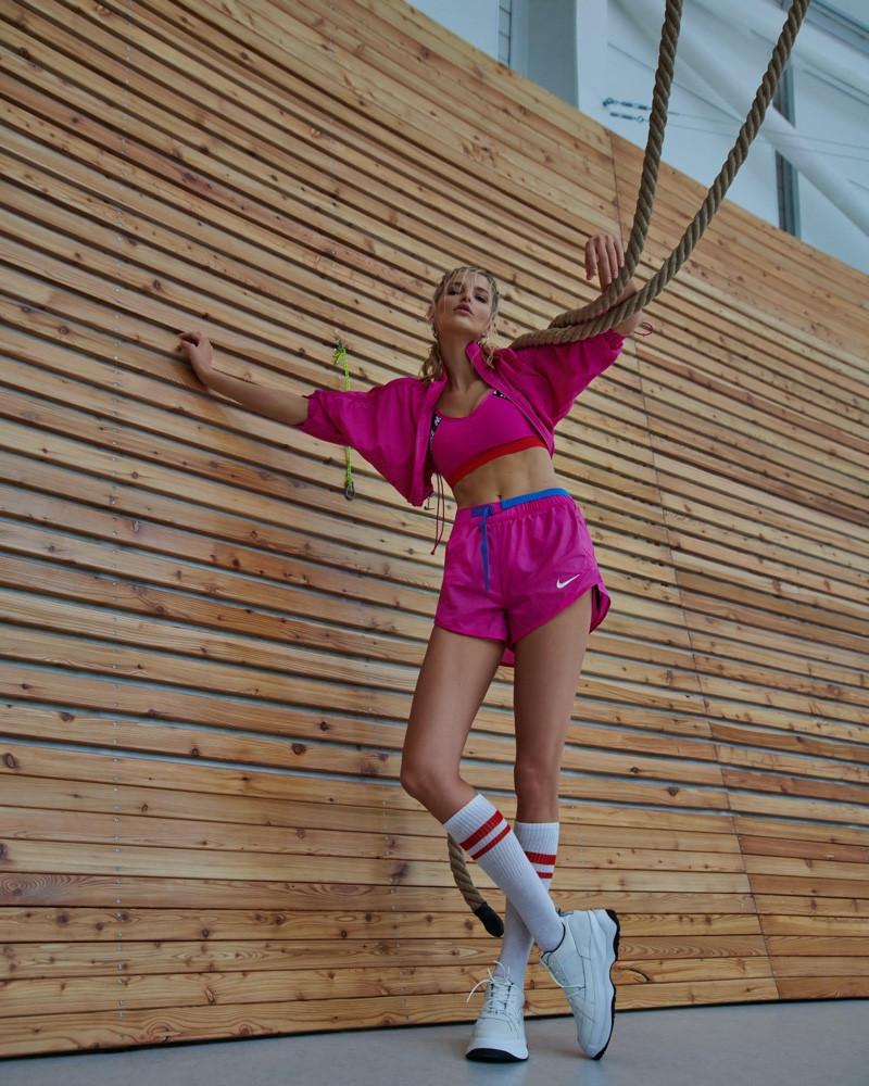 Ngắm 'bông hồng Slovakia' đẹp nuột nà gợi cảm ảnh 3